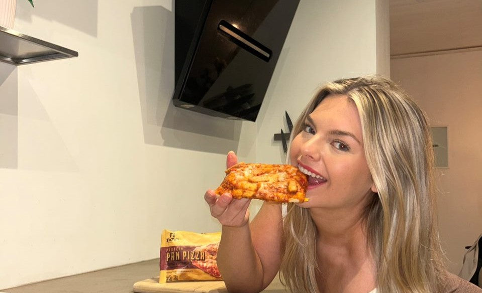 Tjej äter FoFills proteinpizza 