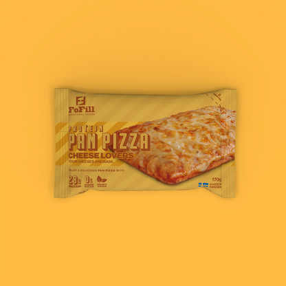 Protein Pan Pizza Cheese Lovers – STYCK -pack. Vegetarisk pan pizza med fyra sorters ost och basilika, innehåller 28 gram protein per portion. Perfekt för en hälsosam och smakrik måltid.